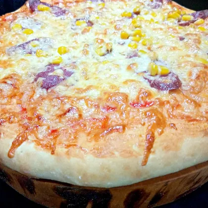 Домашняя пицца с колбасой и сыром 
