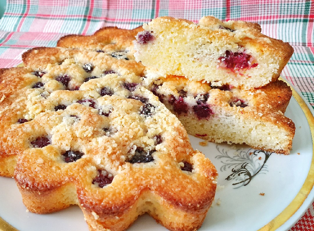 Пирог с замороженными ягодами в духовке: пошаговый простой рецепт с фото