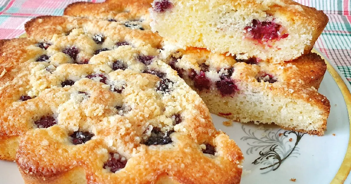 Бисквитный пирог с ягодами — рецепт с фото пошагово