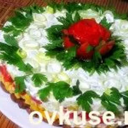 Праздничный салат с тунцом, кукурузой и фасолью