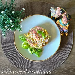 Салат с копченой колбасой, кукурузой и зелёным горошком 