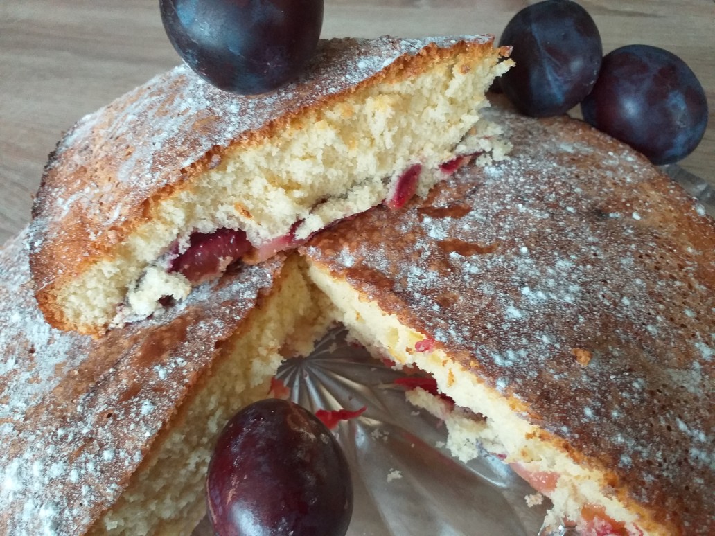 Сливовая шарлотка