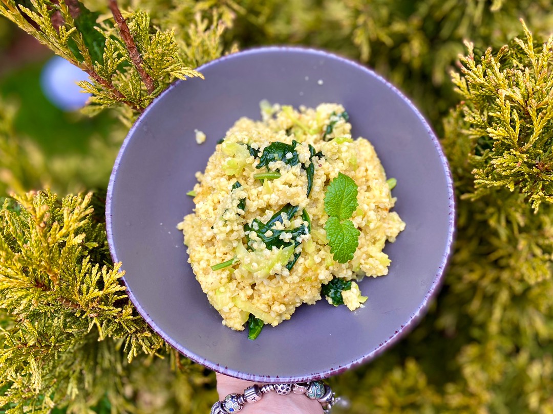 Пшённая каша с кабачком, шпинатом и куркумой