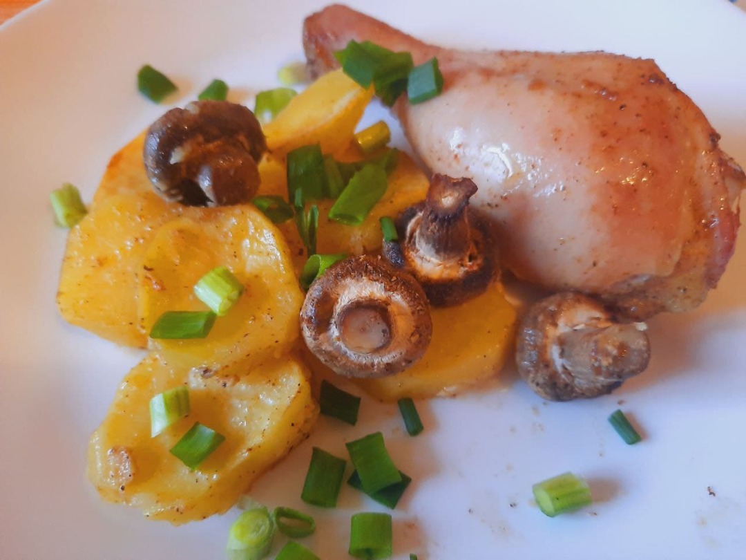 Курочка с грибами и картофелем