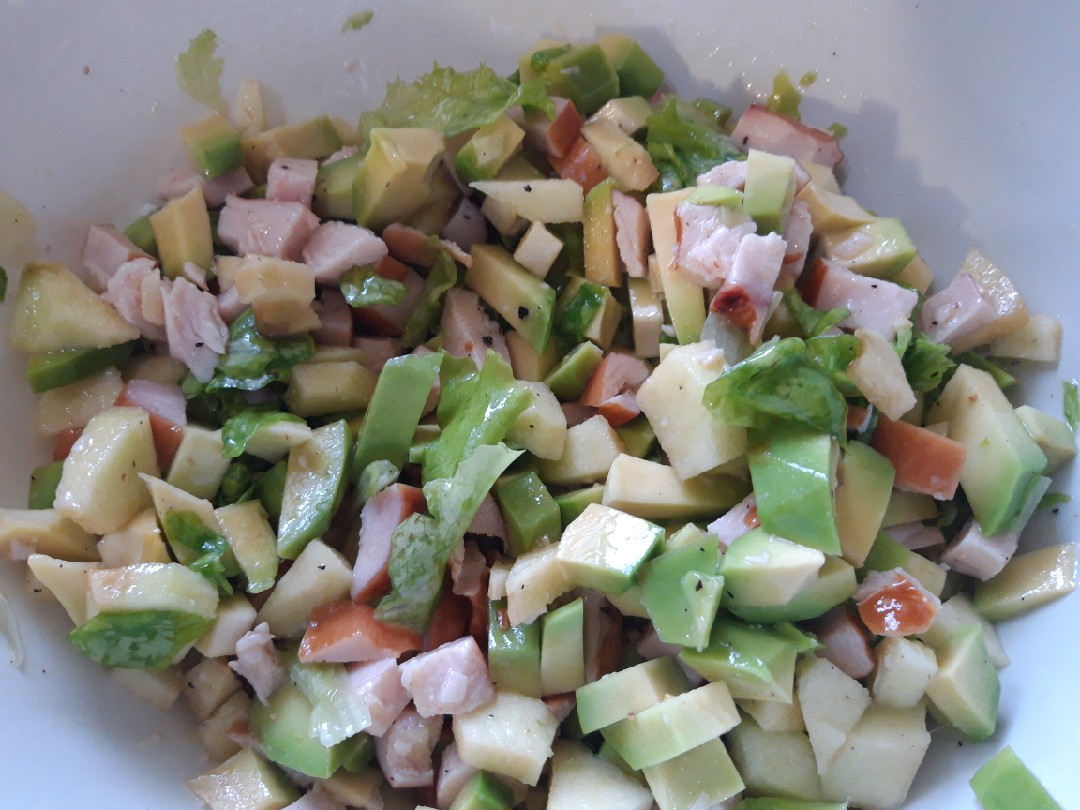 Легкий салат с авокадо и яблоком