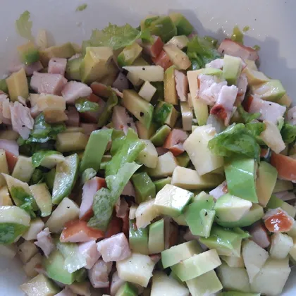 Легкий салат с авокадо и яблоком