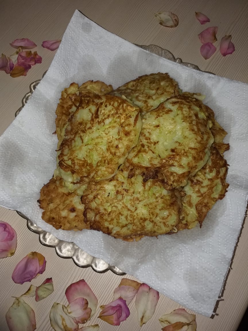 Драники из кабачка с сыром - рецепт с фото пошагово
