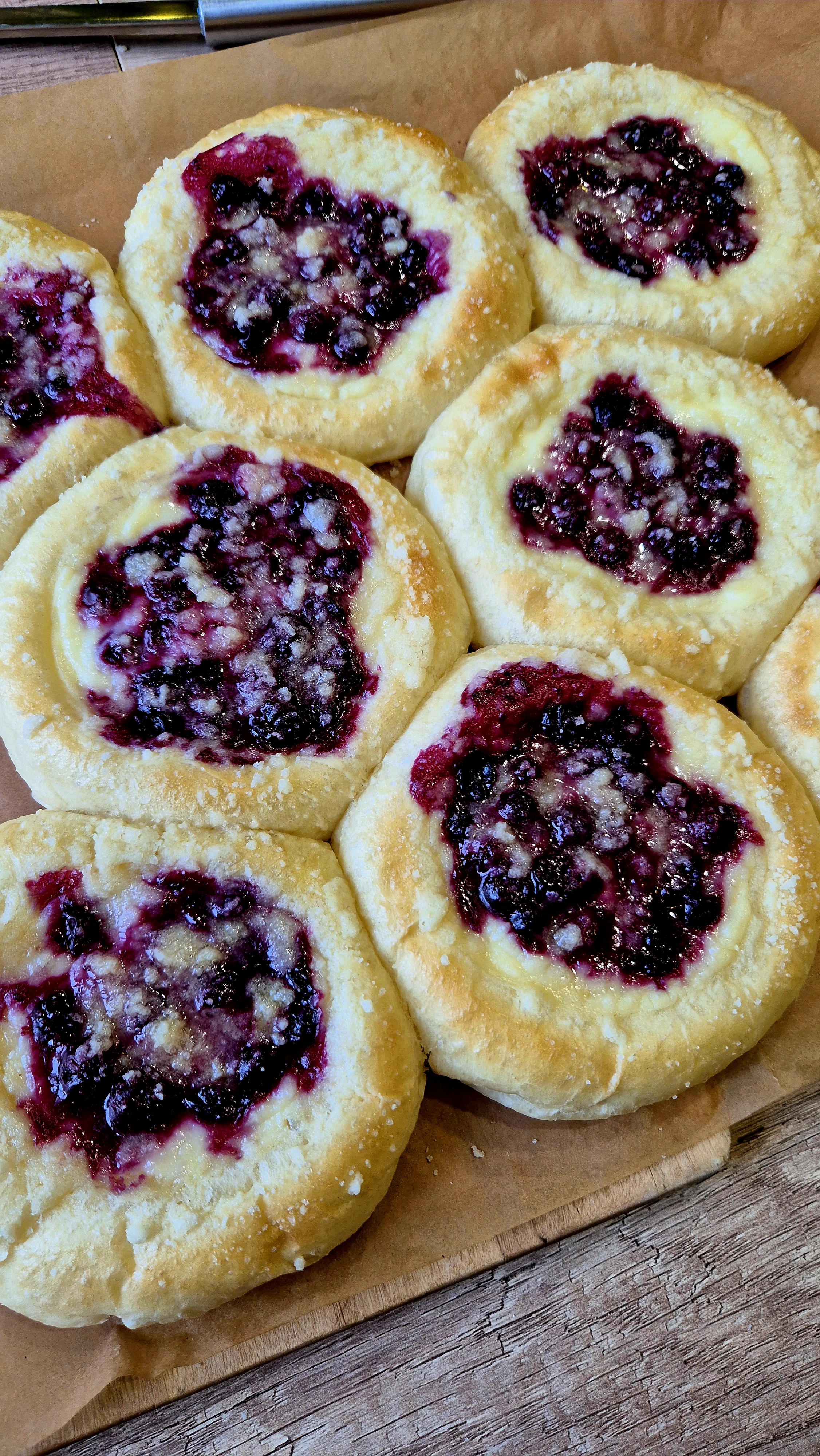 Булочки бриошь с черникой