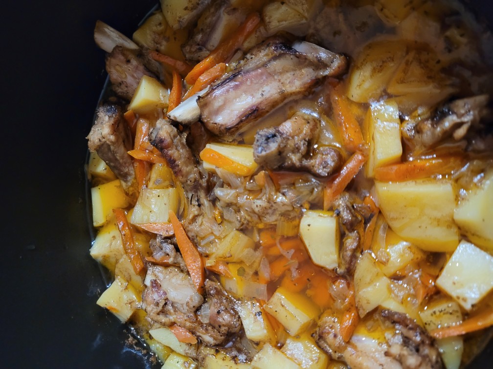 Свиные ребра с картофелем в мультиварке – кулинарный рецепт