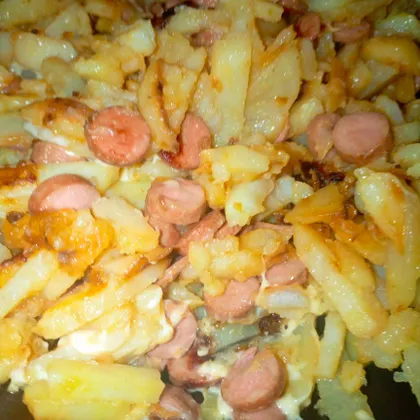 Картофель жареный с сосисками и сыром