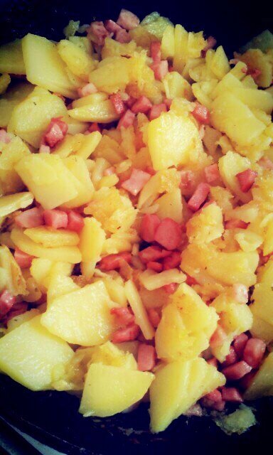 Жареная картошка с колбасой и луком