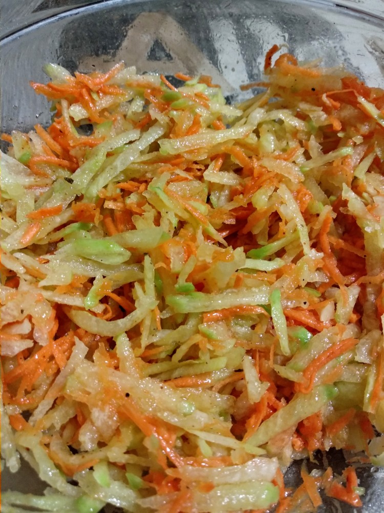 Салат из зеленой редьки с огурцом и морковью