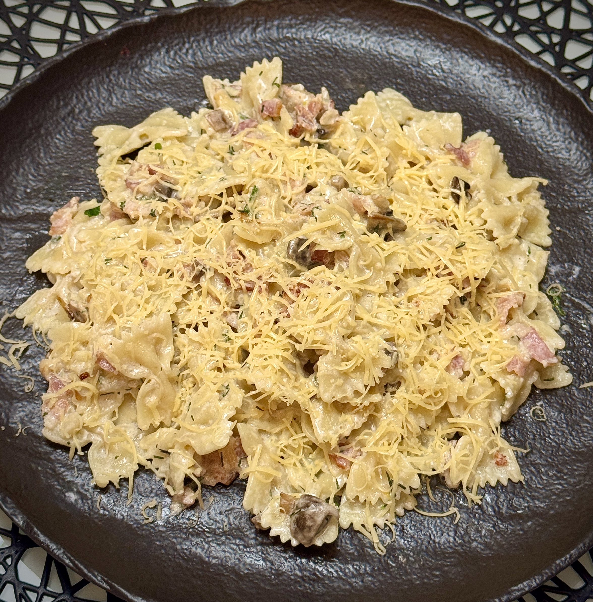 Паста с беконом и грибами