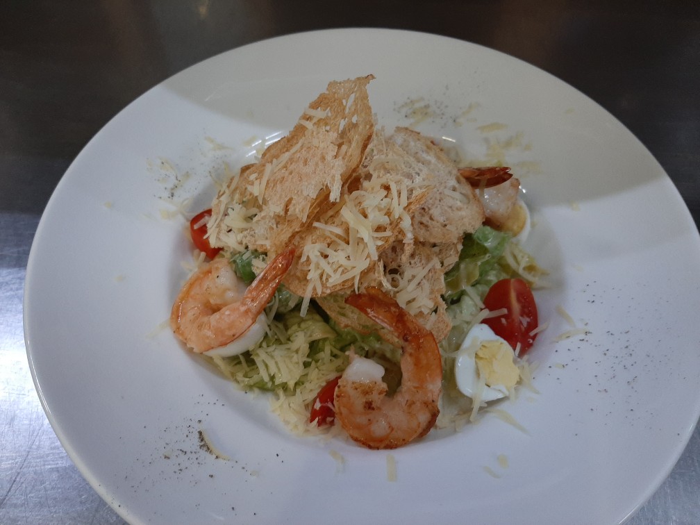 Салат цезарь с креветками