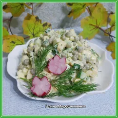 Салат из сыра, зеленого горошка и яиц