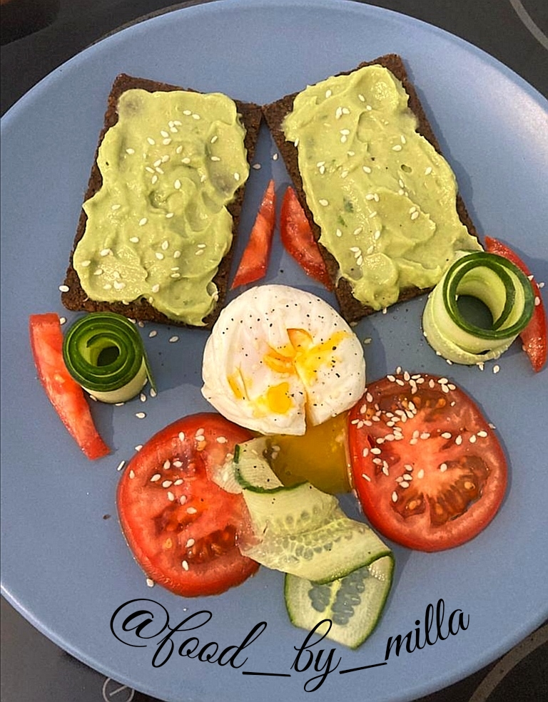 Гуакамоле с яйцом пашот