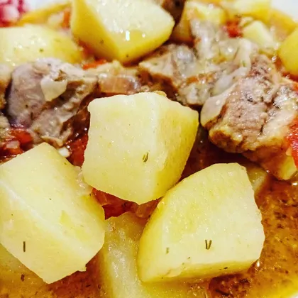 Картошка с мясом луком и помидорами в мультиварке