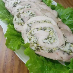 Куриный рулет с яйцом и кинзой 