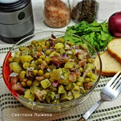 Картофельный салат с сельдью, луком и маринованными огурцами 