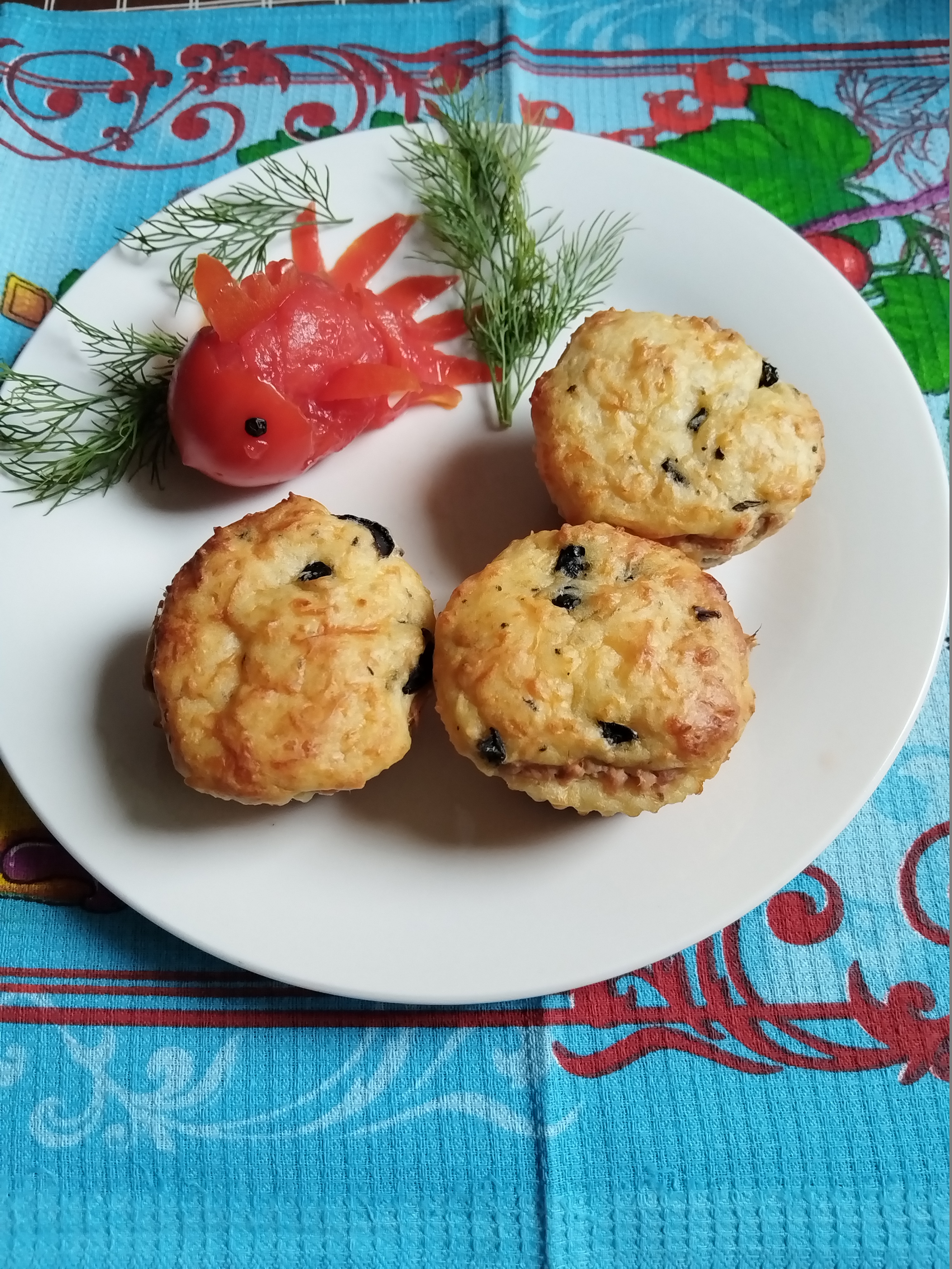 Несладкие маффины с тунцом