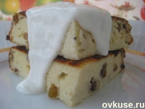 Творожная запеканка с яблоками и изюмом