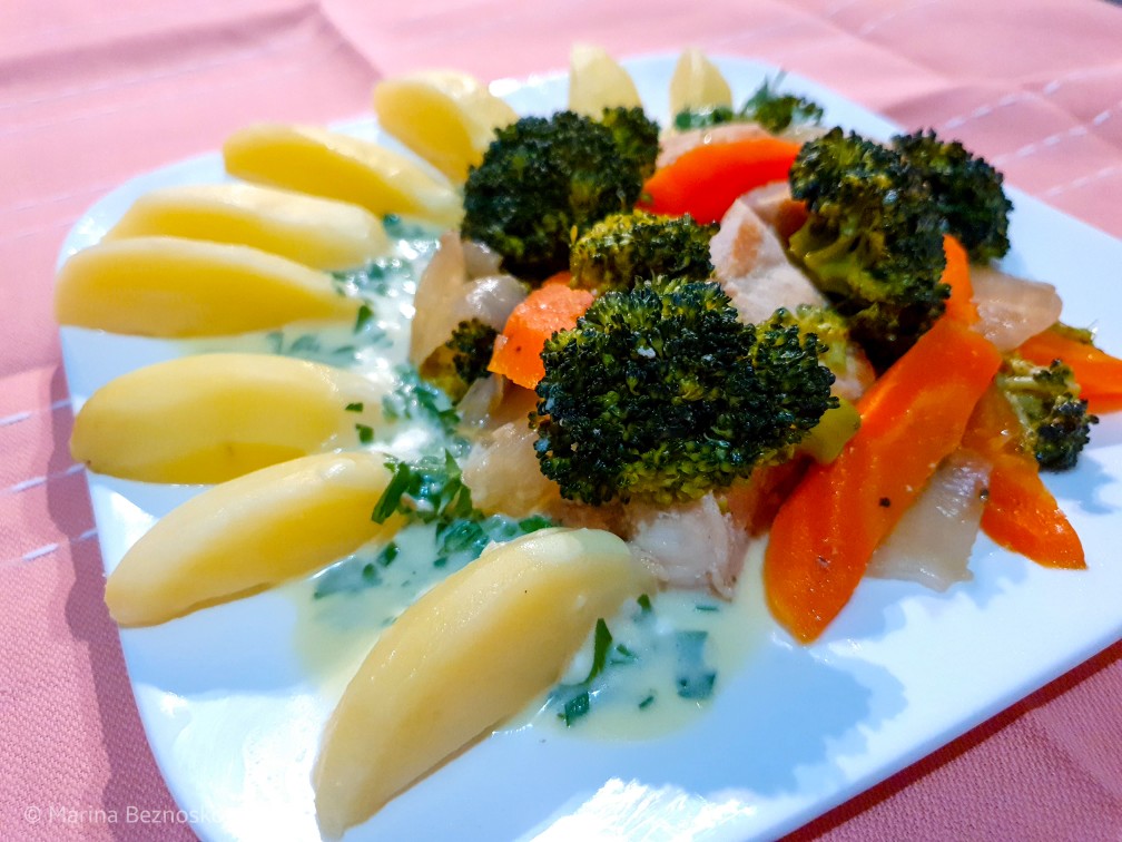 Куриное филе с брокколи и морковью