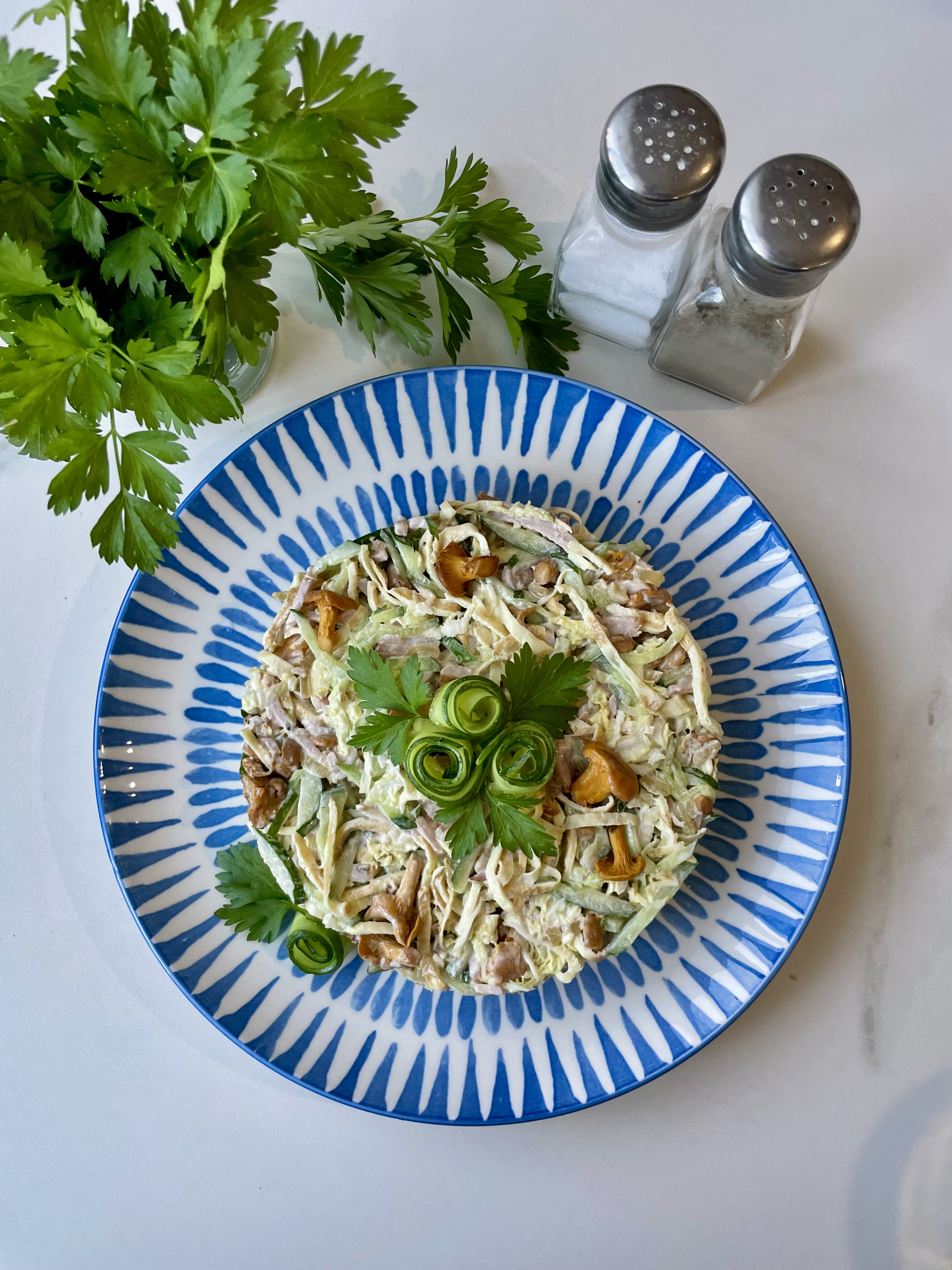 Салат на новый год вкусный и простой с грибами 
