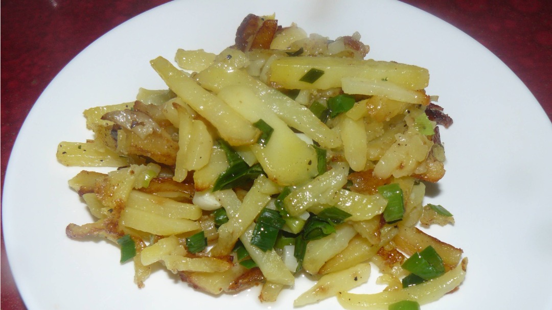 Жареная картошка с зеленым луком и чесноком