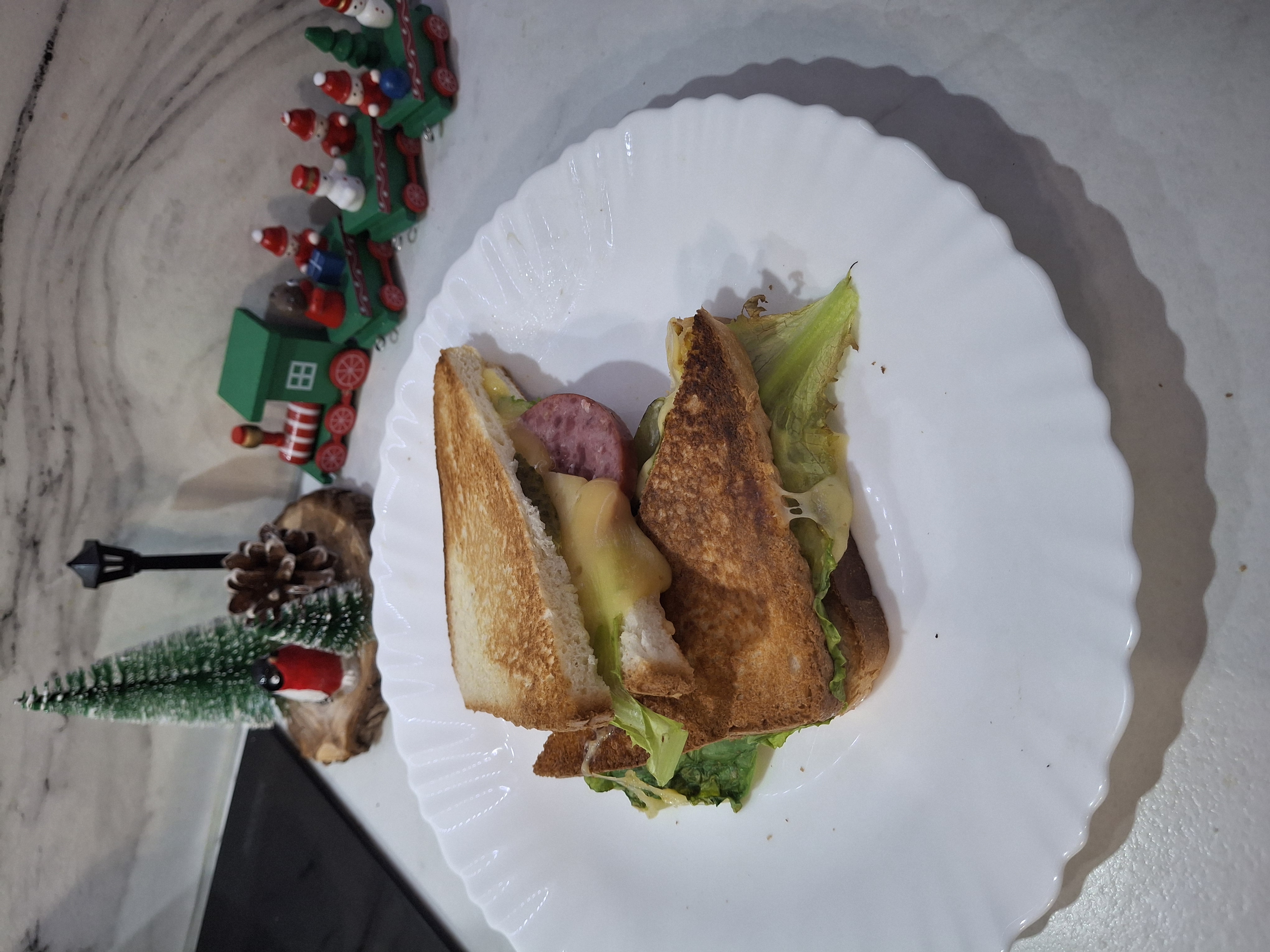 Сэндвичи с колбасой в мультипекаре 