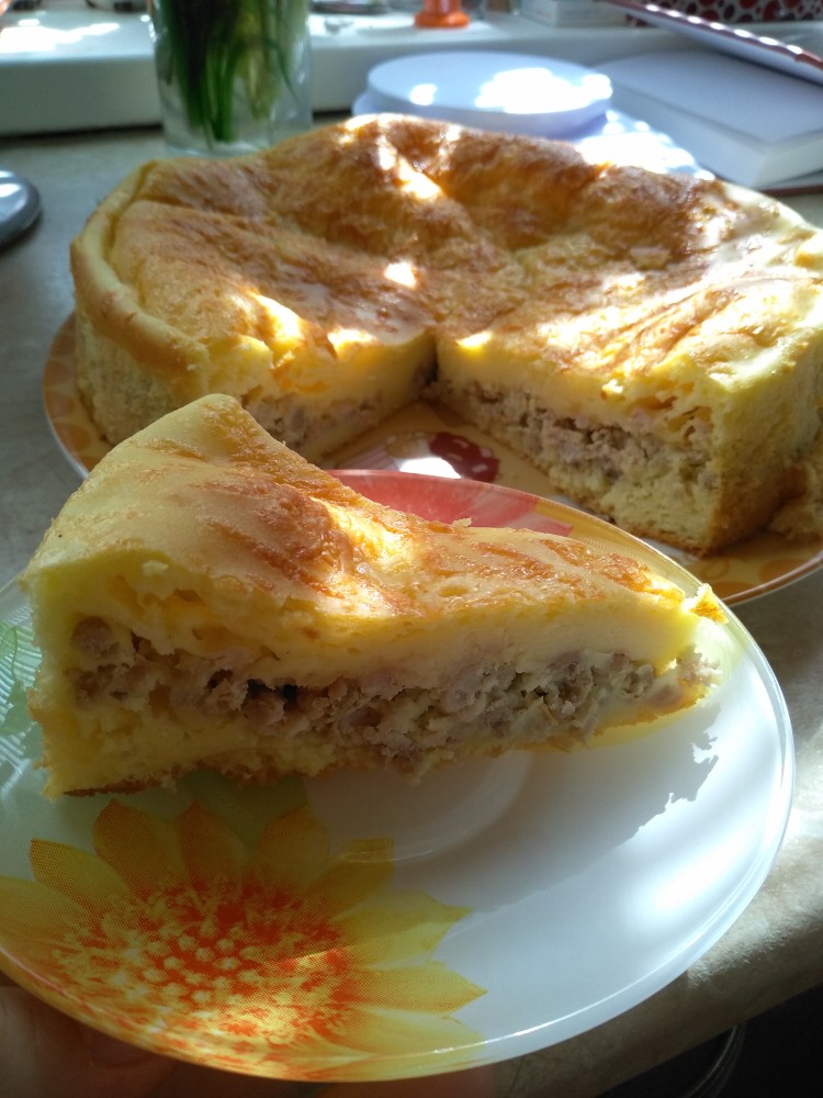 Заливной пирог с капустой и фаршем в духовке: рецепт - Лайфхакер