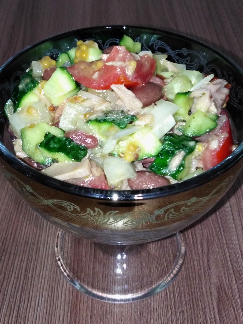 Салат с консервированным тунцом и фасолью