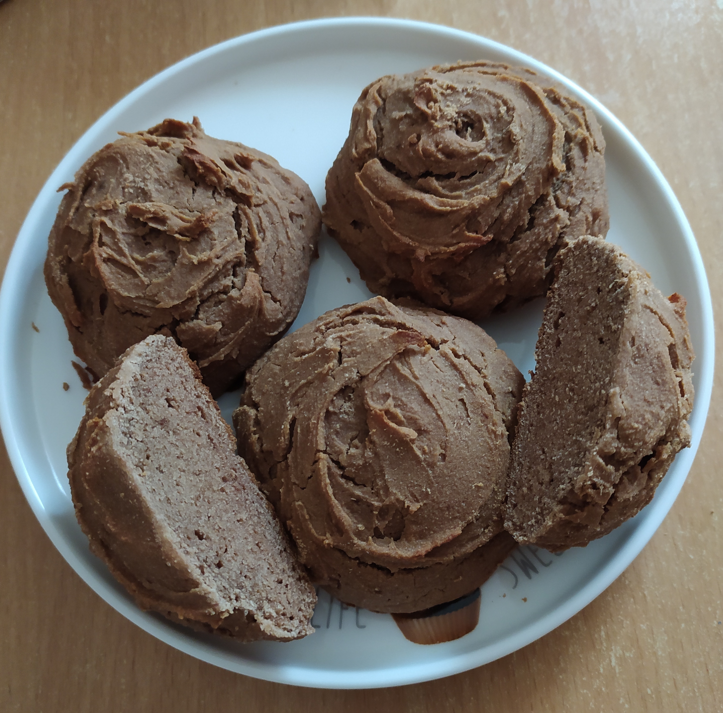 Булочки из муки зелёной гречки с финиками