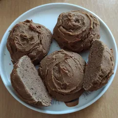 Булочки из муки зелёной гречки с финиками