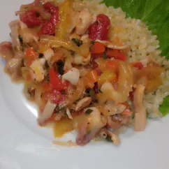 Кальмары тушёные с овощами 