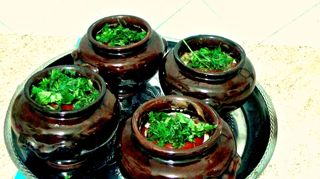 Куриное жаркое в горшочках с картошкой