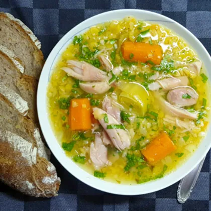 Суп с копчёным окорочком, горохом и чечевицей в мультиварке