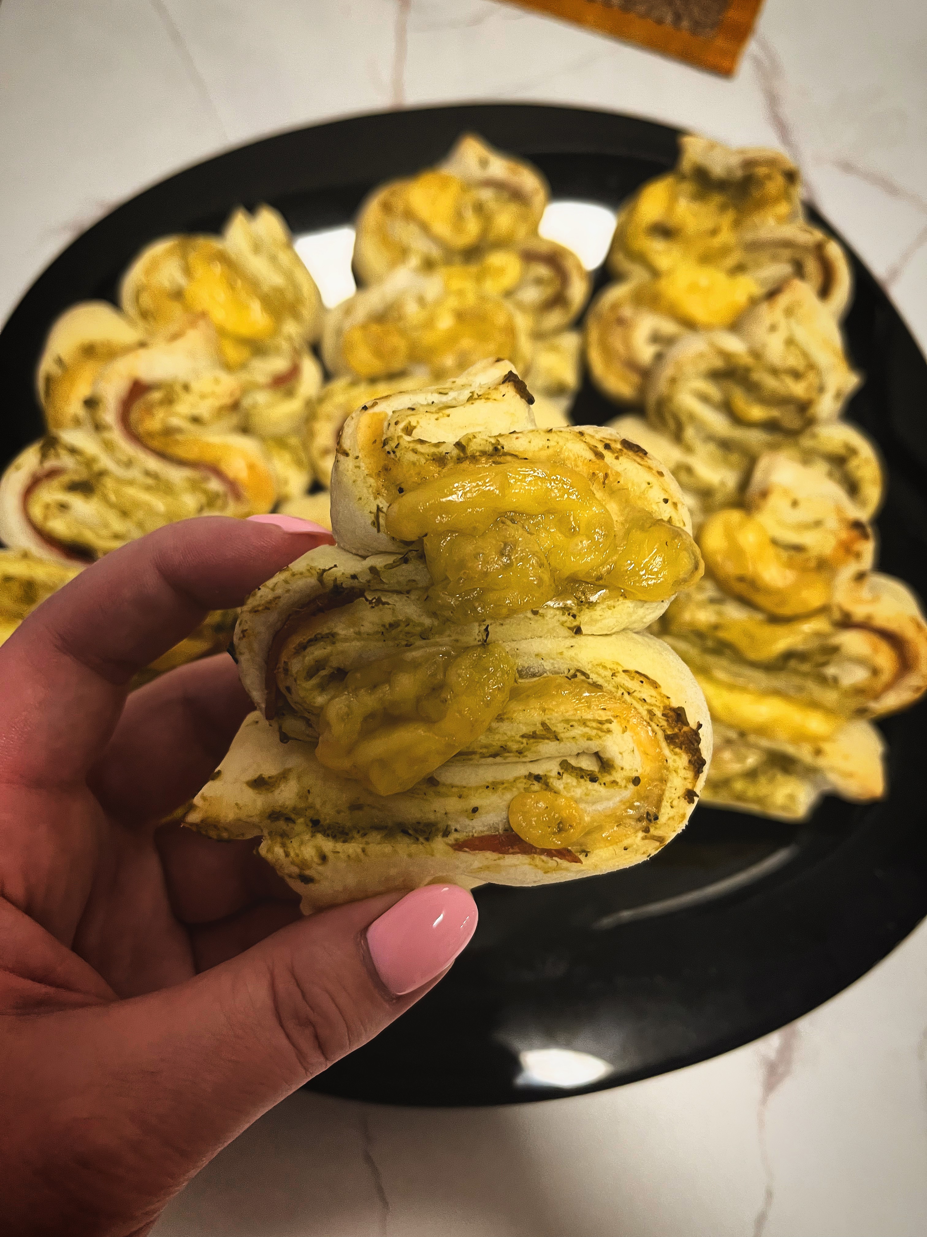 Сырные завитушки с песто