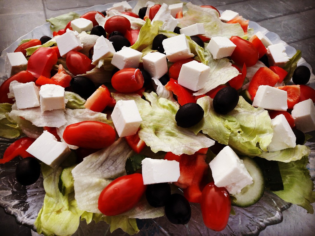 Греческий салат с перепелиными яйцами — рецепт с фото | Recipe | Caprese salad, Caprese, Salad
