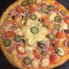 Пицца с корнишонами и сосисками 🍕