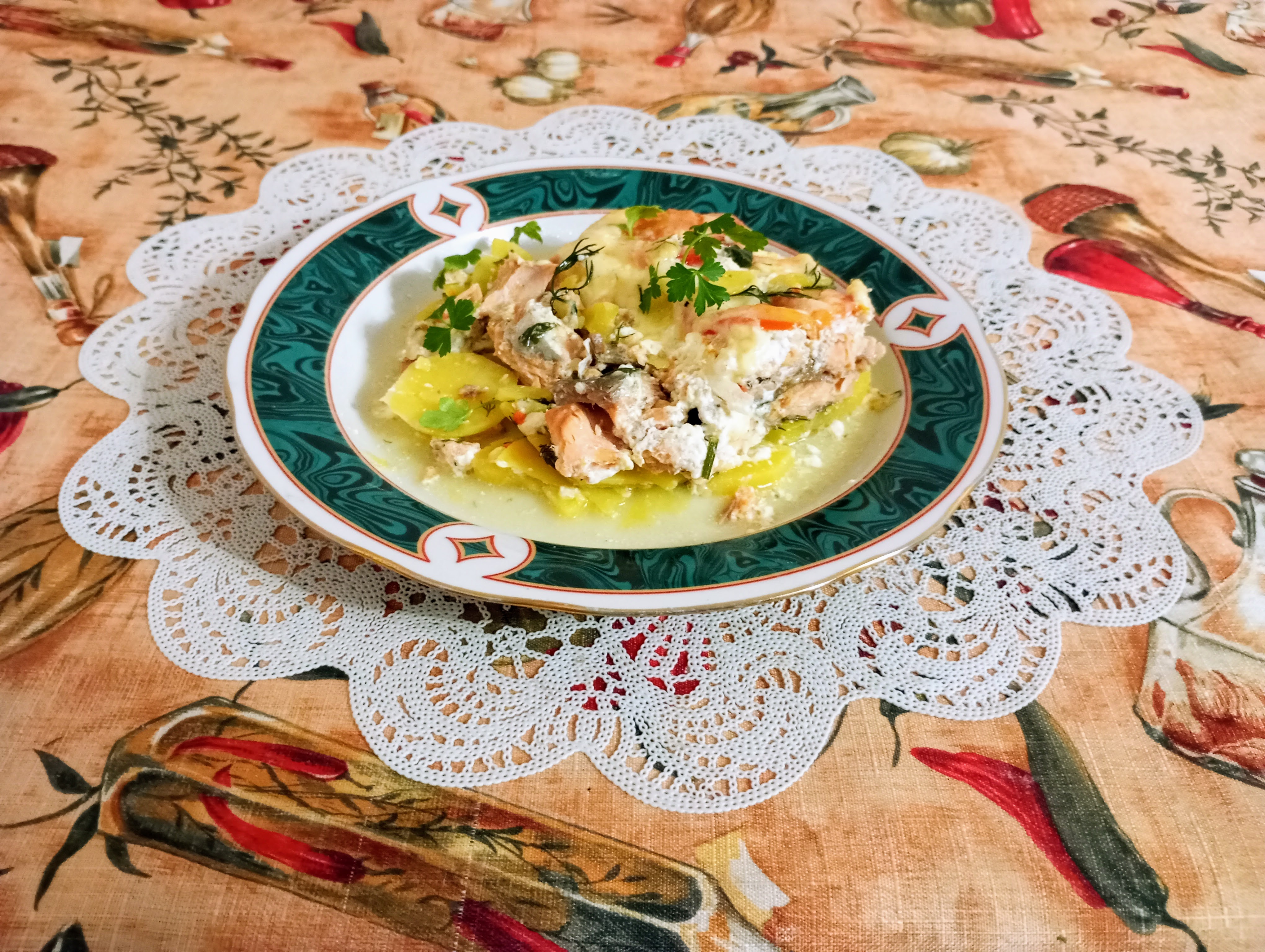 Горбуша в духовке с овощами под сыром