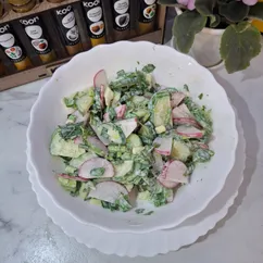 Салат из редиски и огурца с зеленью