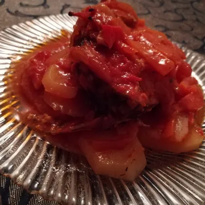 Рыбка на картофельной подушке под томатным соусом