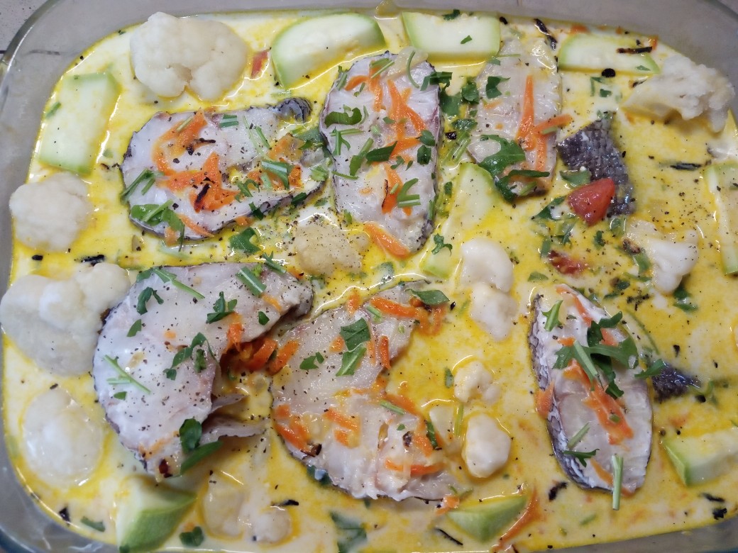 Рыбка с овощами в молочной подливе