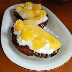Шоколадные гренки с творогом и манго