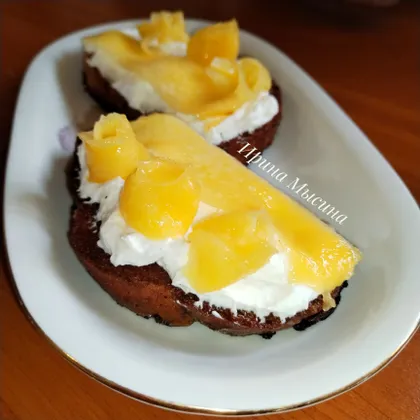 Шоколадные гренки с творогом и манго 