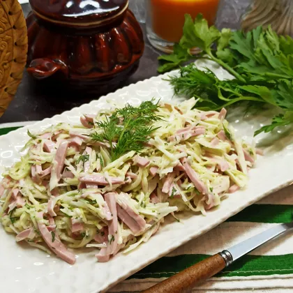 Салат "Аппетитный" с капустой и варёной колбасой