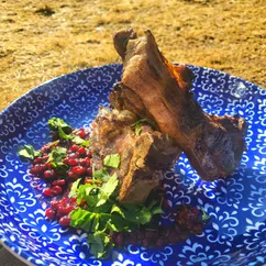 Каре ягнёнка на гриле с бруснично-мятным соусом и кинзой 