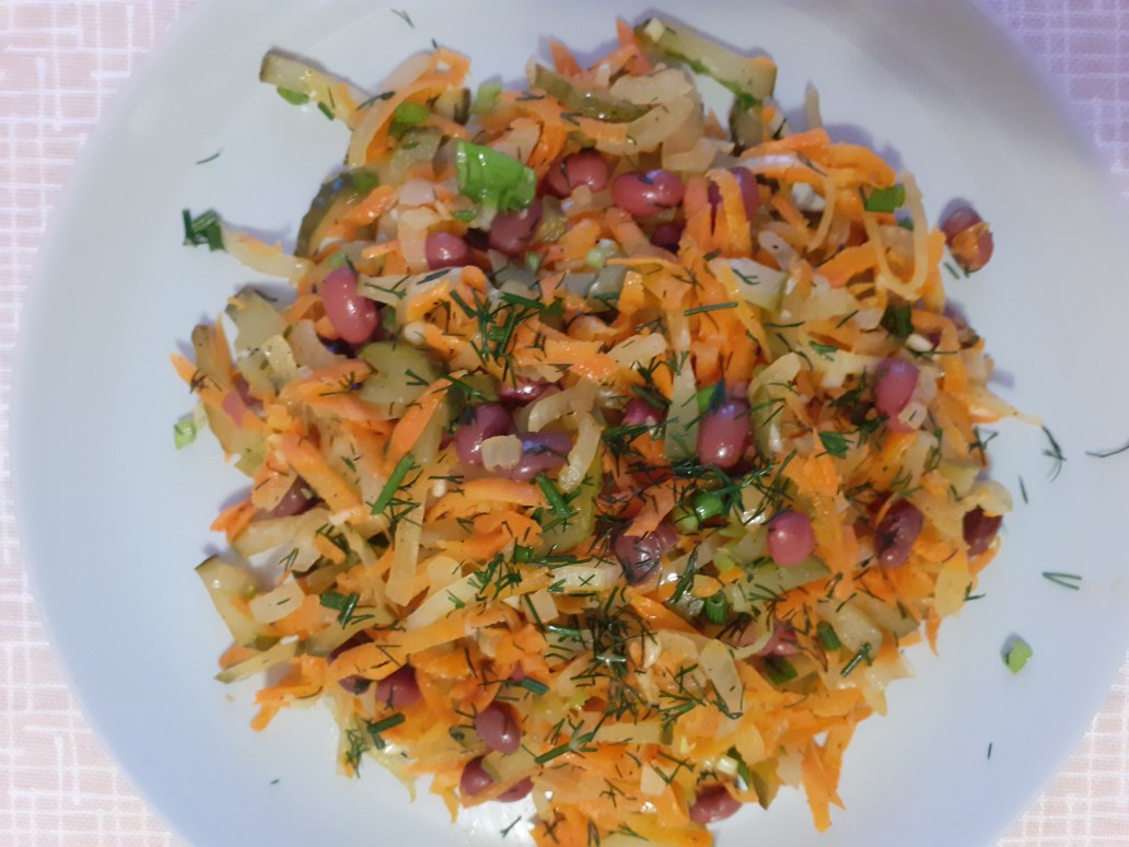 Постный салат из моркови, солёных огурцов и красной фасоли