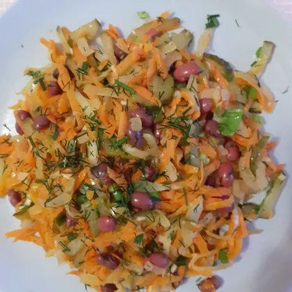 Постный салат из моркови, солёных огурцов и красной фасоли