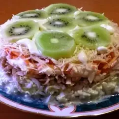 Салат с курицей, киви и яблоками